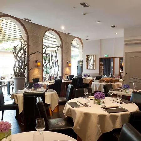 Logis Les Glycines Hotel