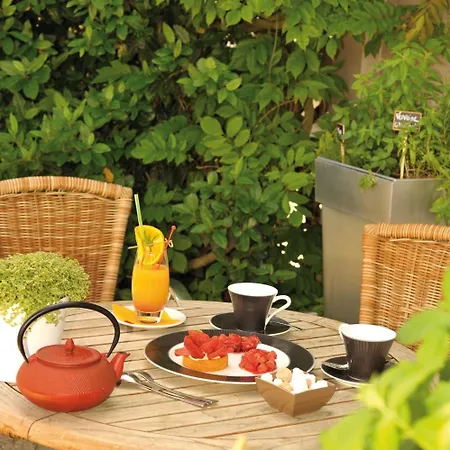 Hotel Logis Les Glycines 2*