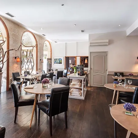 Logis Les Glycines Hotel 2*