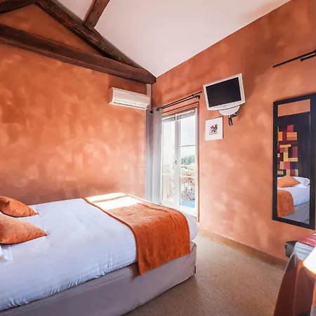 Logis Les Glycines 2* Mellé