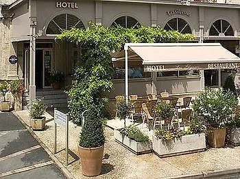 Logis Les Glycines Hotel 2*