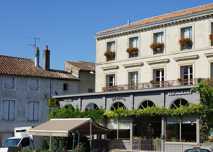 Logis Les Glycines Hotel