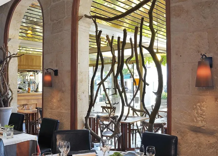 Hotel Logis Les Glycines