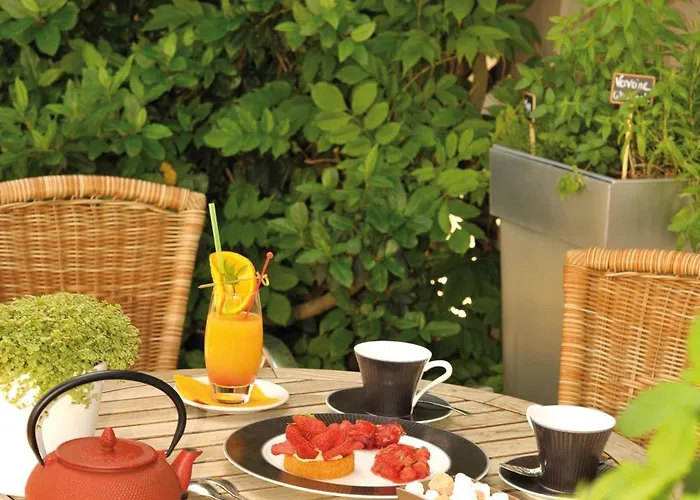 Hotel Logis Les Glycines 2*