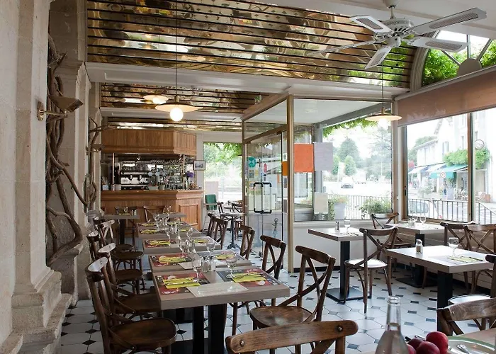 Logis Les Glycines Hotel