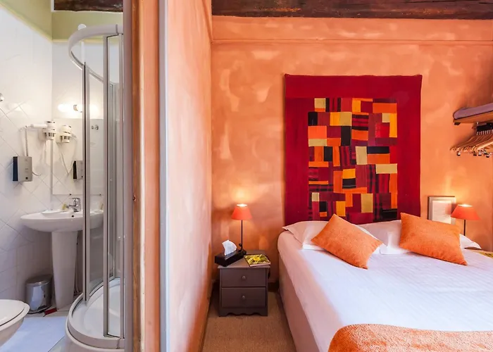 Hotel Logis Les Glycines 2*